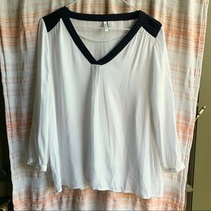 Lovely black and white blouse by Elle size M